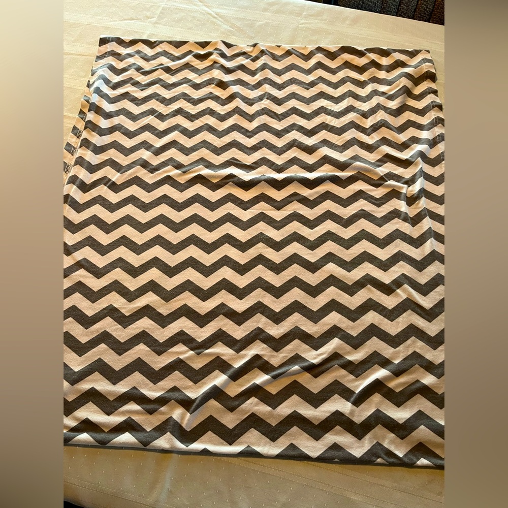 Itzy Ritzy “Nursing Happens” cover/infinity scarf!